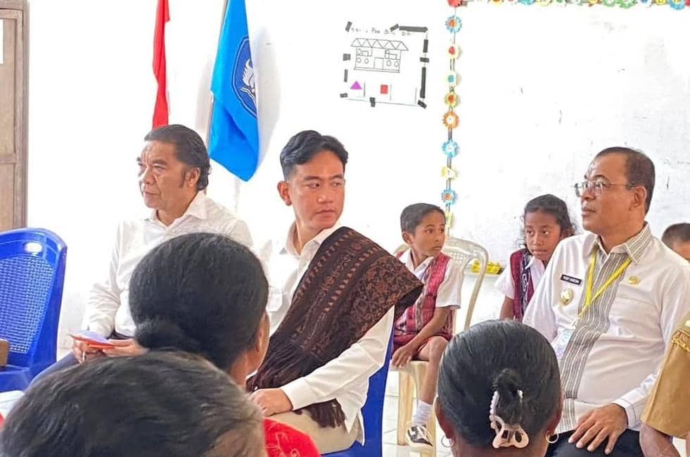Wakil presiden berdialog dengan guru dan siswa SDN Wolomoni Ende sambil meninjau program pendidikan di ruang kelas.