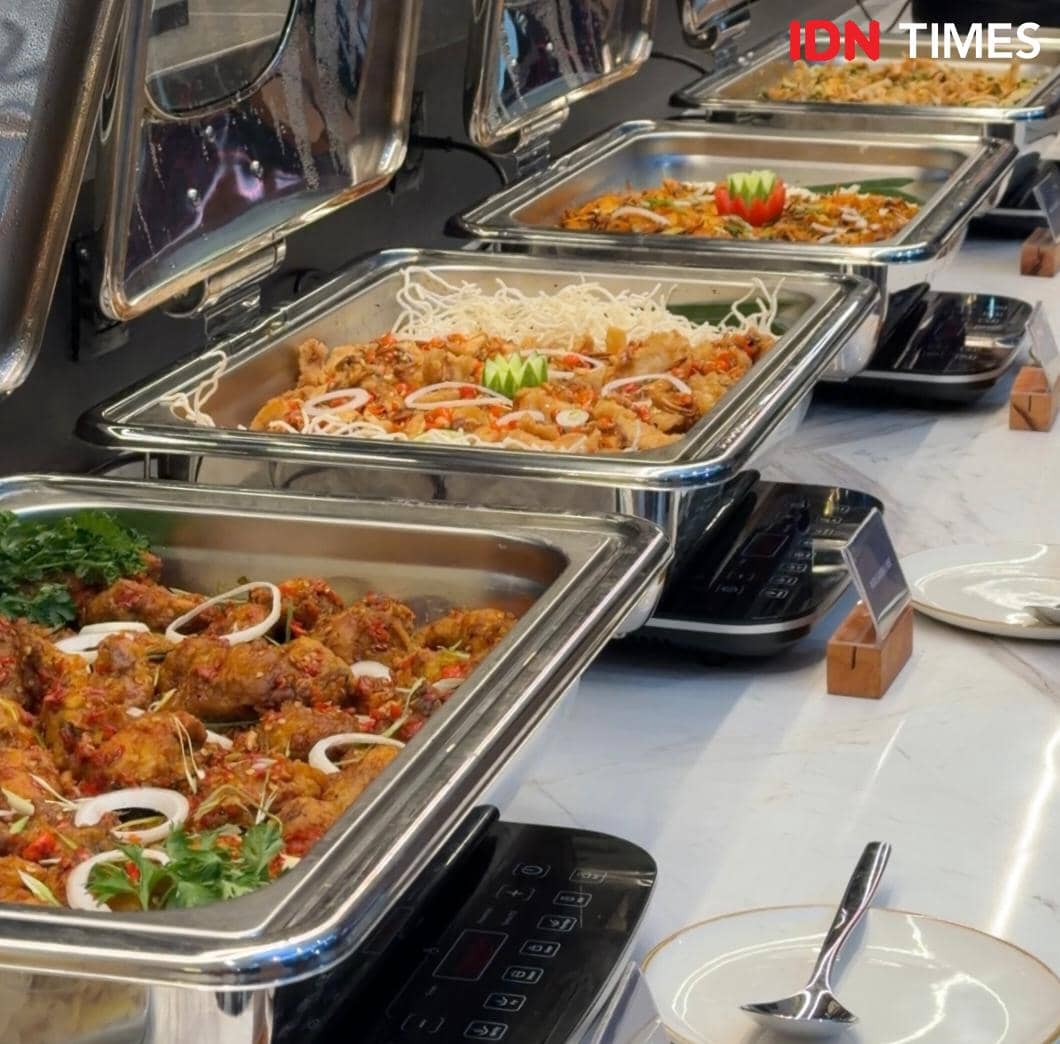 Deretan hidangan buffet dengan berbagai menu makanan tersaji di Wolon All Day Dining, Lobby Elais by ARTOTEL Medan.