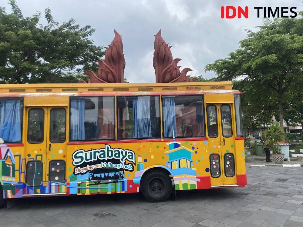 Potret bus Surabaya Sightseeing and City Tour