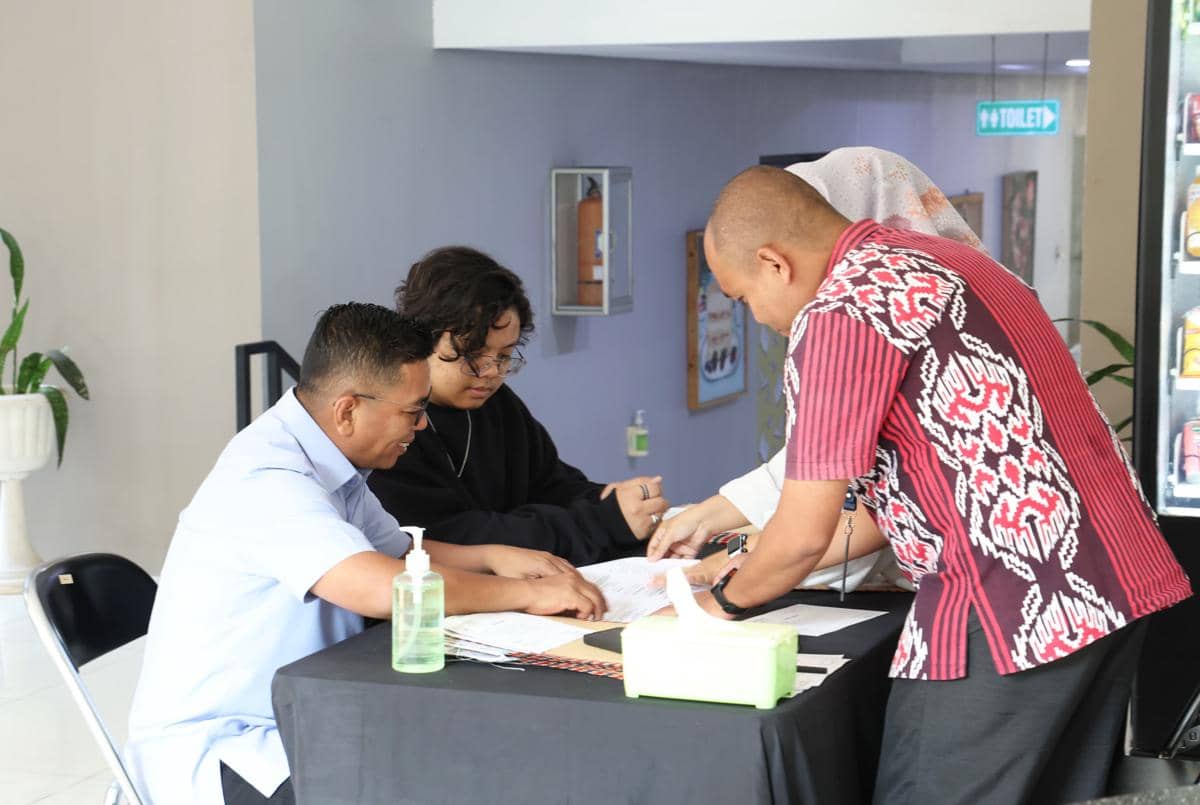 Andra soni antar putranya mengambil rapor sekolah (Dok. Pemprov)