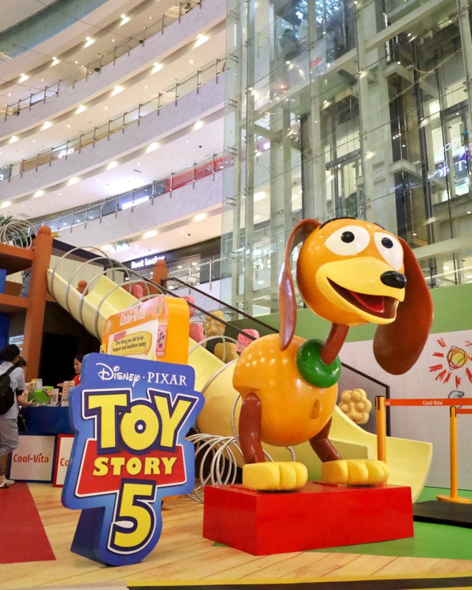 Instalasi karakter Toy Story 5 berukuran besar di area atrium Central Park Mall Jakarta dengan dekorasi warna cerah dan wahana bermain.
