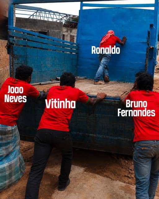 Empat pria mengenakan kaus merah mendorong truk biru, dengan tulisan nama pemain Portugal seperti Ronaldo, Vitinha, Joao Neves, dan Bruno Fernandes.