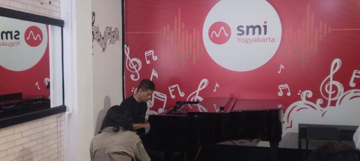 Pianis Ananda Sukarlan Berbagi Ilmu Musik Klasik ke Siswa SMI  