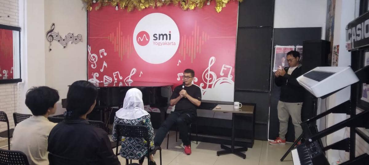 Pianis Internasional Indonesia Spanyol, Ananda Sukarlan berbagi ilmu tentang musik klasik dalam workshop di Sekolah Musik Indonesia (SMI) Jogja, Kamis (18/6/2026). (Dok. Istimewa)
