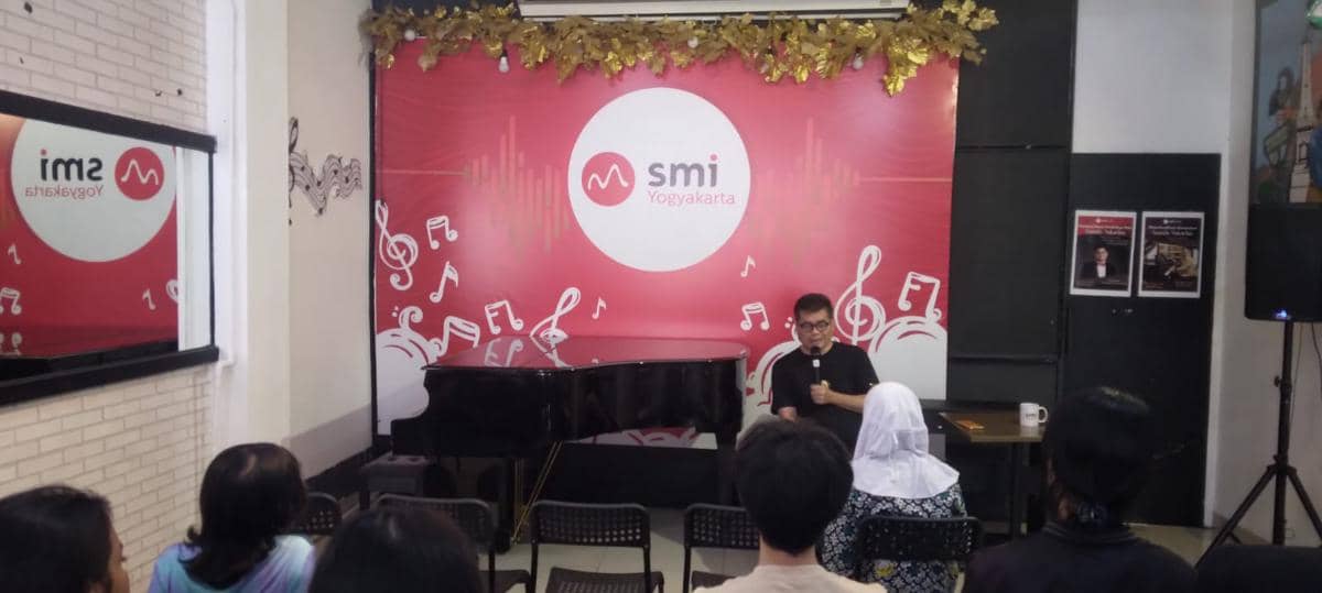 Pianis Internasional Indonesia Spanyol, Ananda Sukarlan berbagi ilmu tentang musik klasik dalam workshop di Sekolah Musik Indonesia (SMI) Jogja, Kamis (18/6/2026). (Dok. Istimewa)