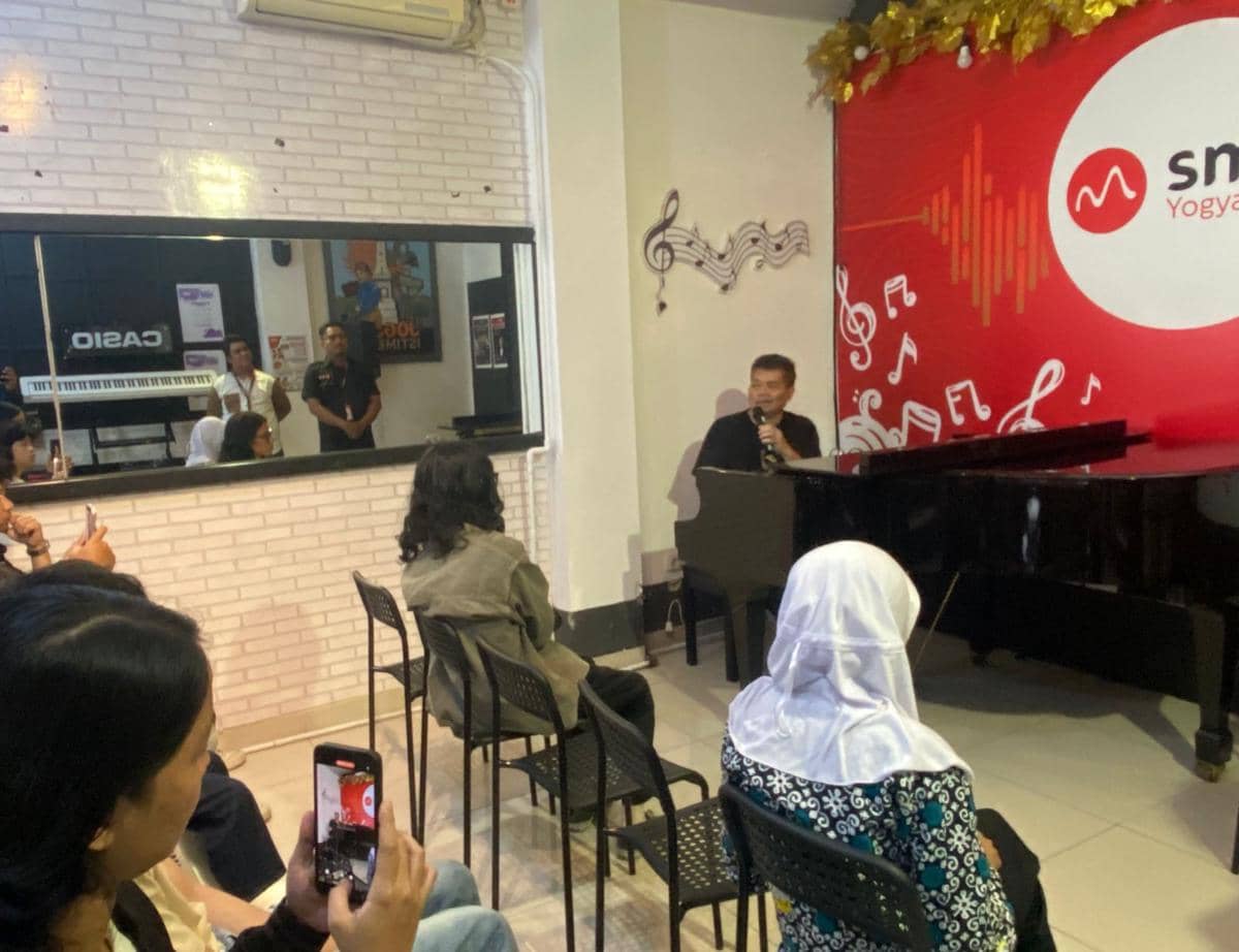 Pianis Internasional Indonesia Spanyol, Ananda Sukarlan berbagi ilmu tentang musik klasik dalam workshop di Sekolah Musik Indonesia (SMI) Jogja, Kamis (18/6/2026). (Dok. Istimewa)