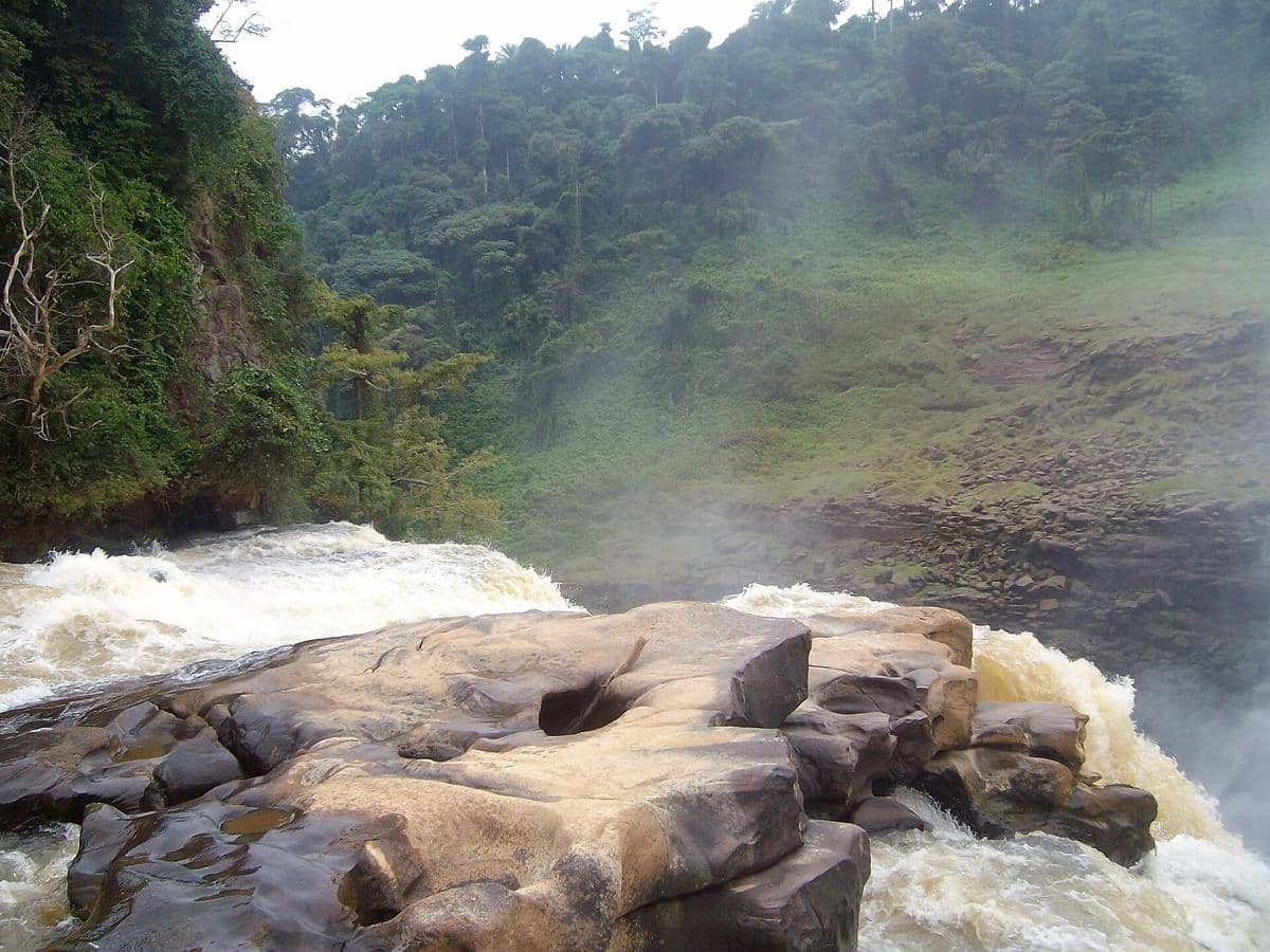 ilustrasi pemandangan Air Terjun Zongo
