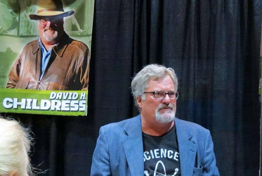 Penulis dan penerbit pseudoarkeologi Amerika, David Hatcher Childress, di AlienCon 2016