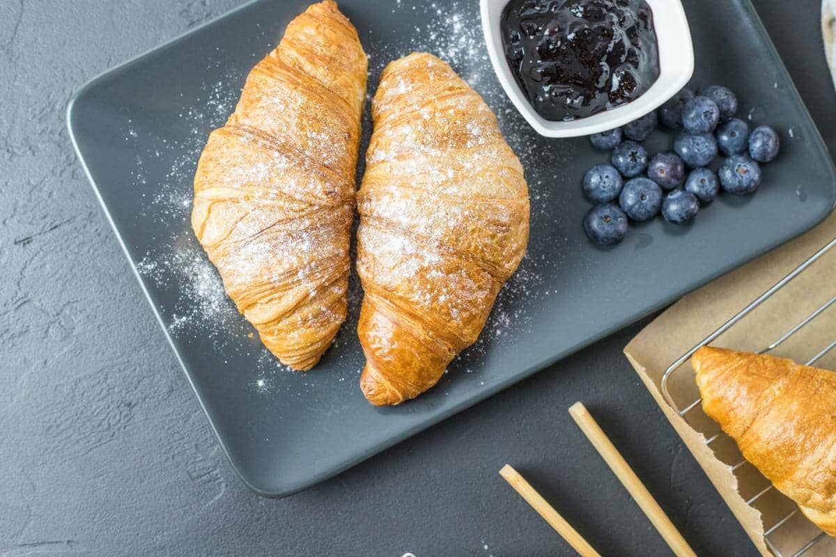 ilustrasi croissant dan selai