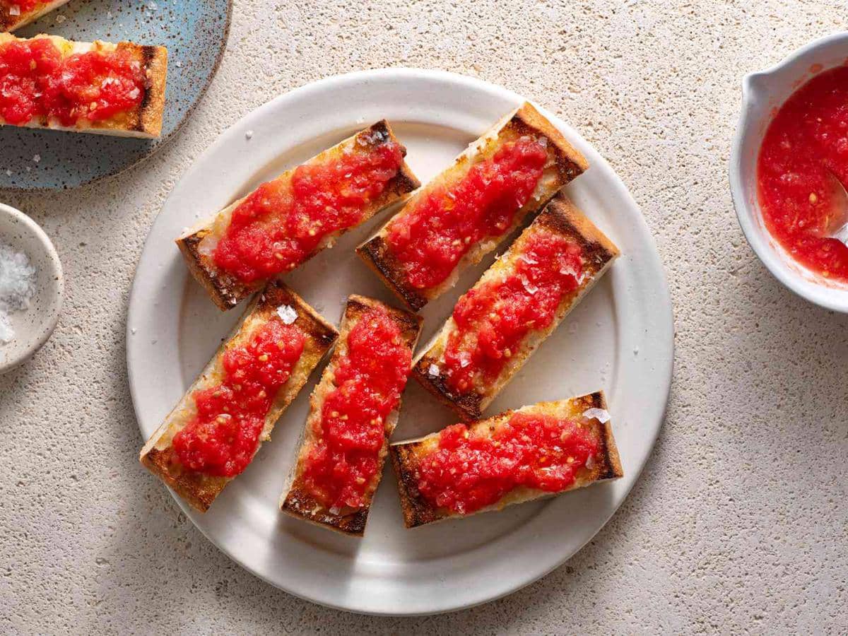 ilustrasi pan con tomate