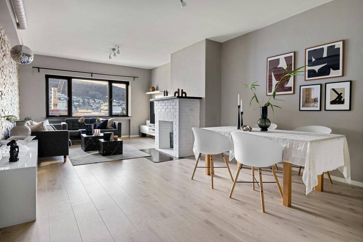 https://unsplash.com/id/foto/ruang-tamu-yang-dipenuhi-dengan-furnitur-dan-perapian-2rBfa0GNUWU
