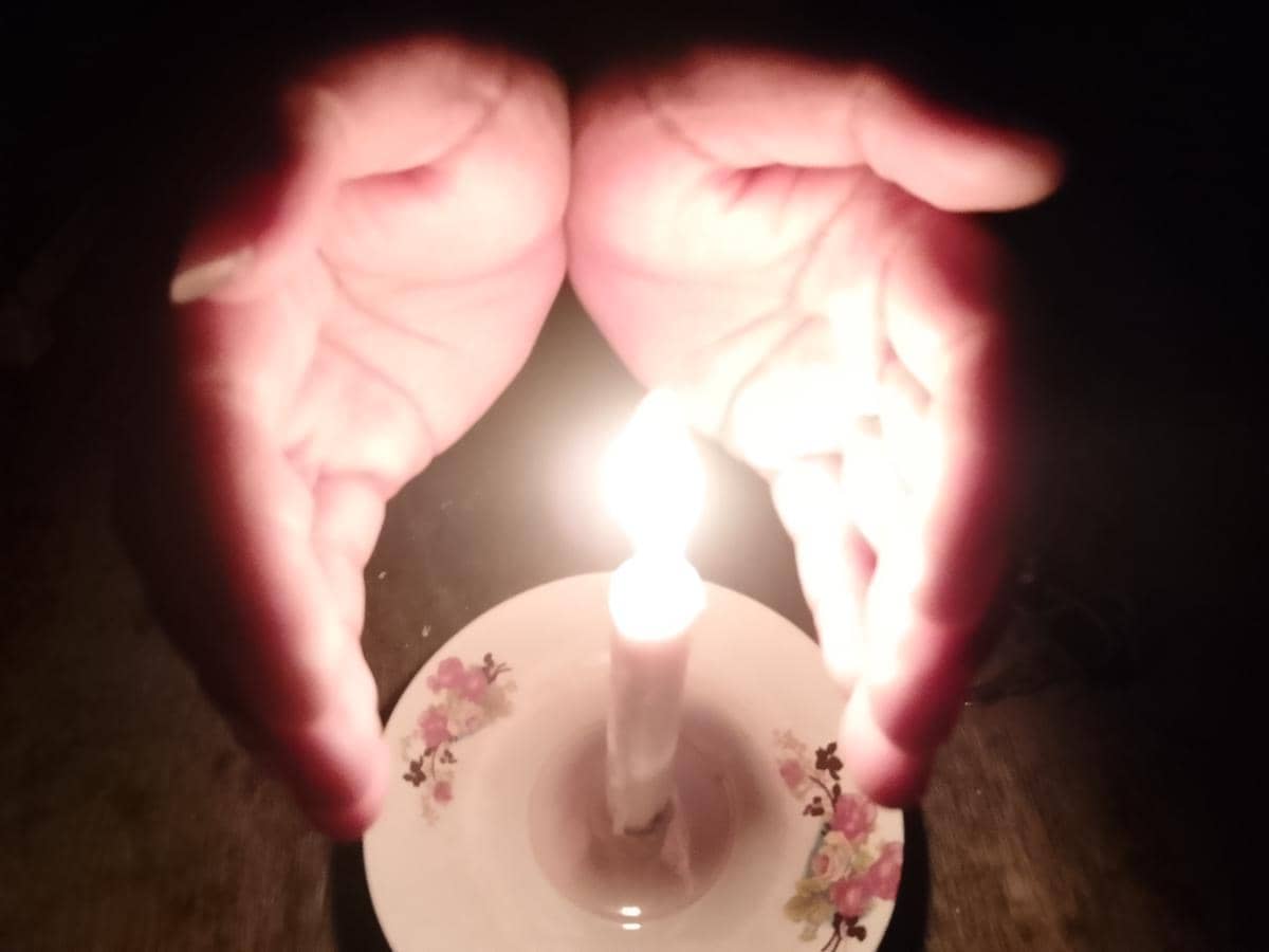 Listrik kerap padam, warga gunakan lilin untuk penerangan. IDN Times/Riyamto.