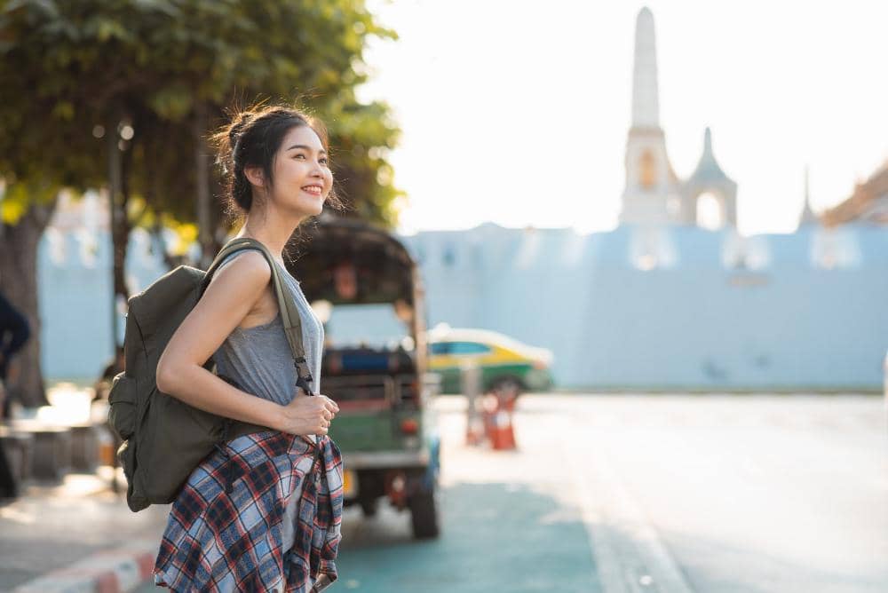 ilustrasi perempuan traveling