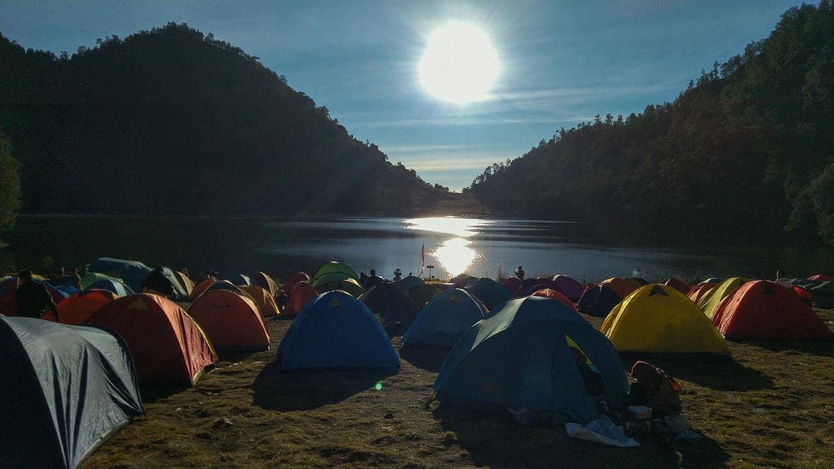 ilustrasi camping di Ranu Kumbolo