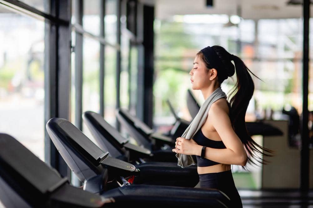 ilustrasi latihan di gym