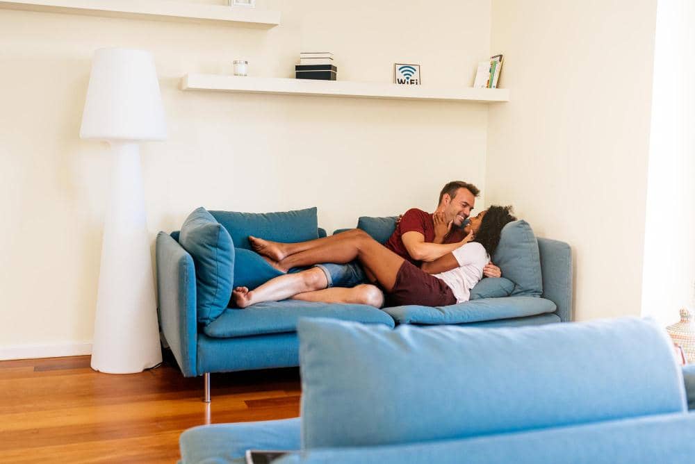 7 Posisi Seks yang Bisa Dilakukan di Sofa, Simpel dan Intim!