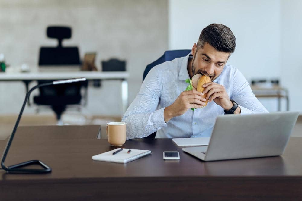 ilustrasi laki-laki makan sandwich