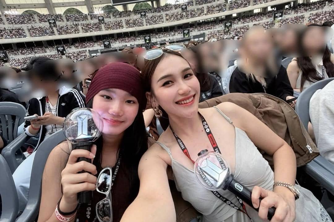 7 Potret Ayu Ting Ting dan Bilqis Nonton Konser BTS di Busan