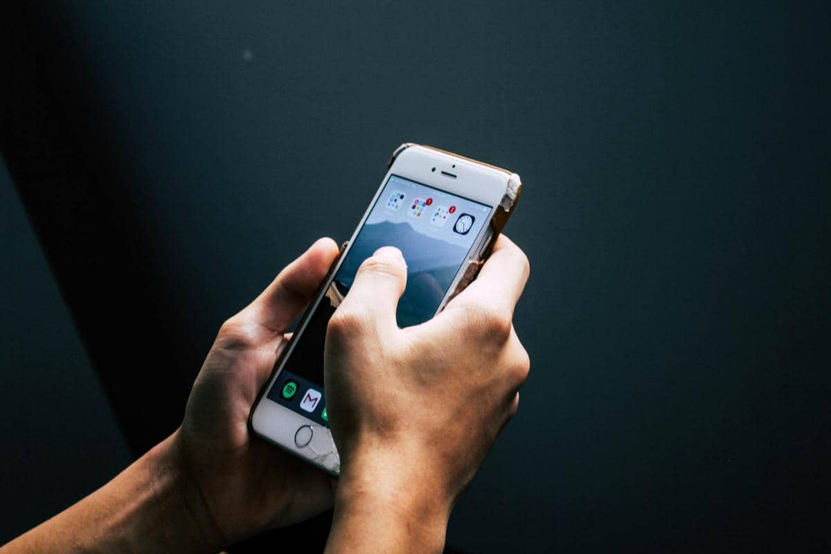 ilustrasi penggunaan smartphone 