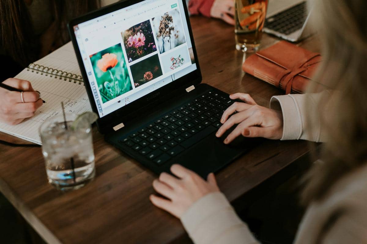 seroang wanita yang bekerja menggunakan laptop