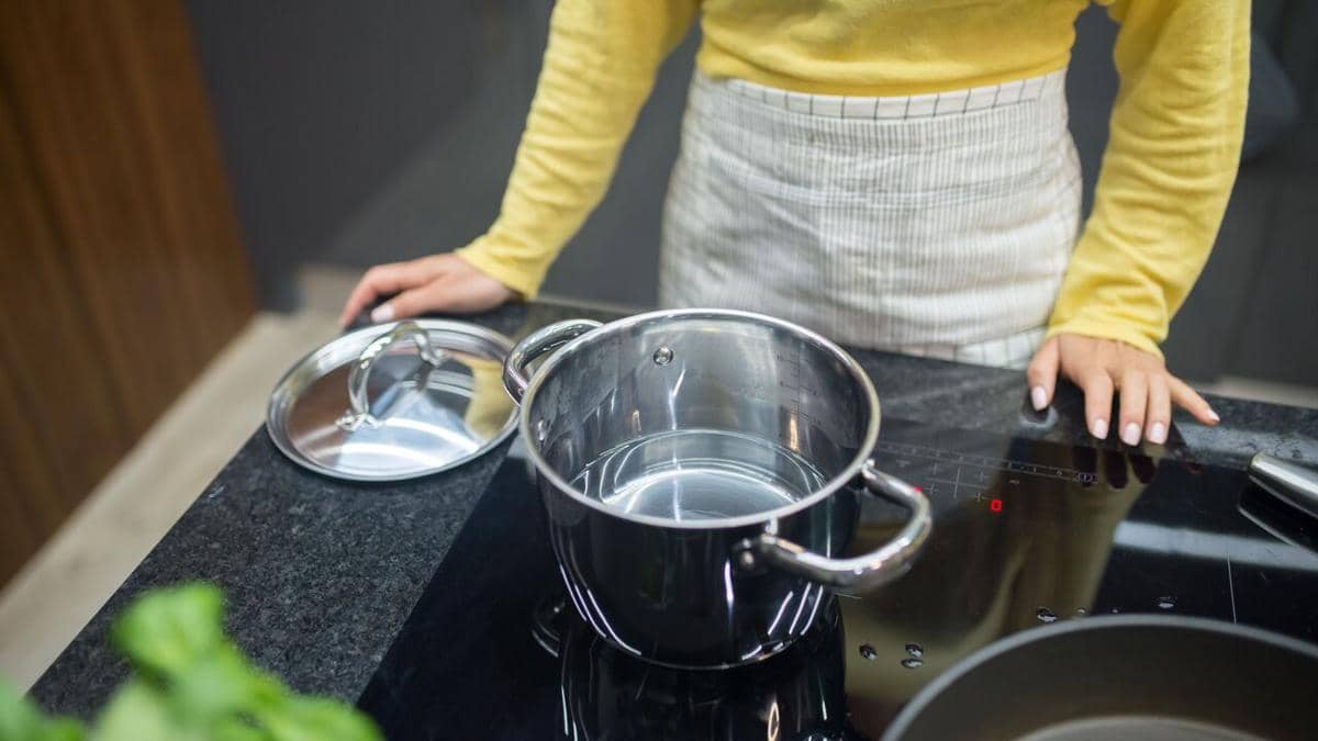 Ilustrasi memasak menggunakan panci stainless steel di atas kompor