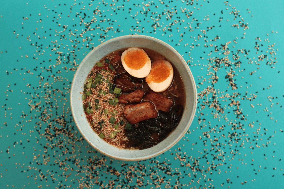 Resep Membuat Spicy Garlic Pork Belly Ramen, Kuah Pedas Gurih!