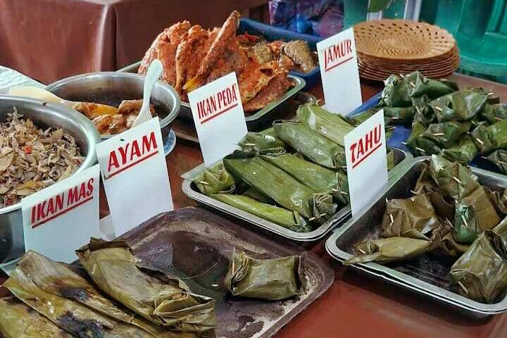 Rumah Makan Gabus Pucung Ibu Eni Timan, Bekasi