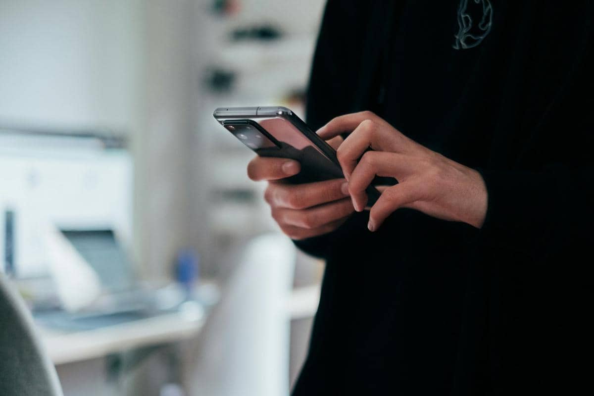 ilustrasi penggunaan smartphone