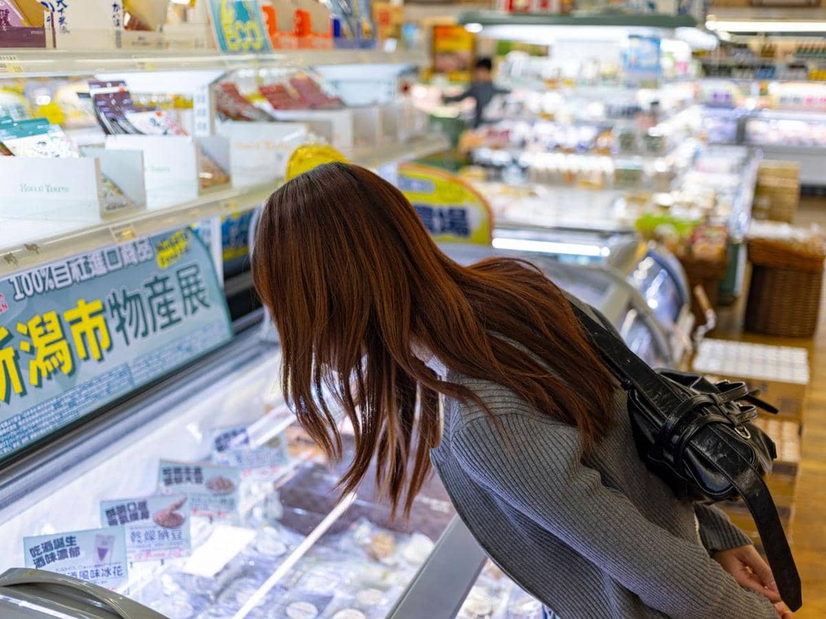 ilustrasi belanja kebutuhan sehari-hari, supermarket, Jepang