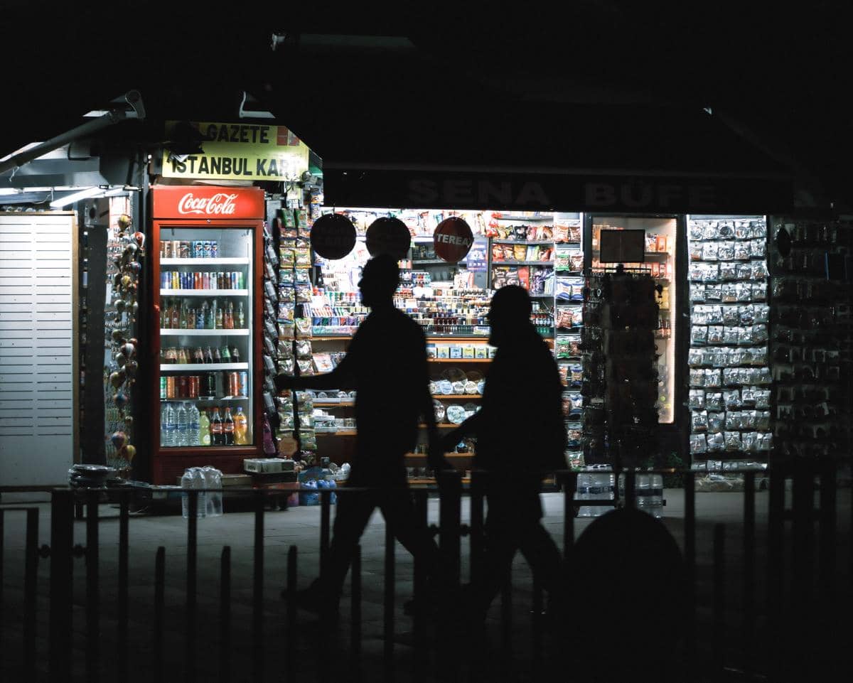 Suasana malam hari di depan warung