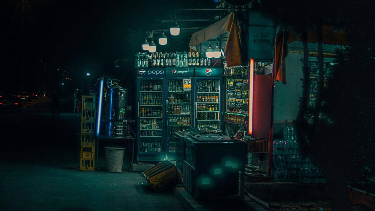 Warung dengan banyak lampu 