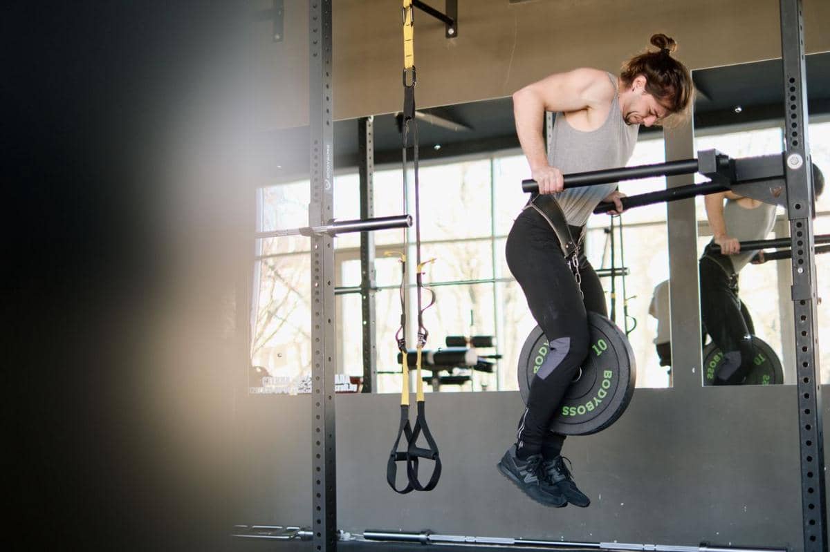ilustrasi weighted pull up 