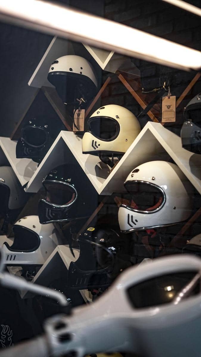 ilustrasi helm motor 