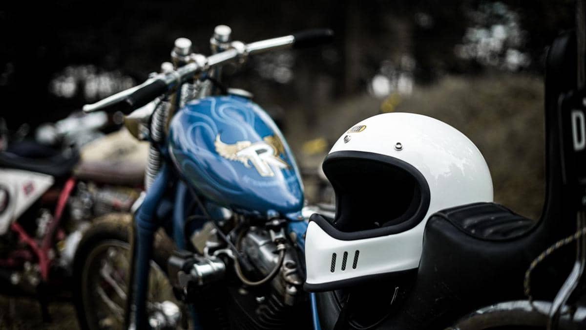 Bau Apek di Helm Bikin Tak Nyaman? Hilangkan dengan 5 Cara Praktis Ini