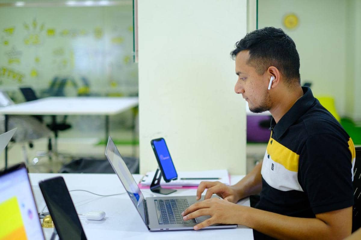 ilustrasi digital marketer yang sibuk