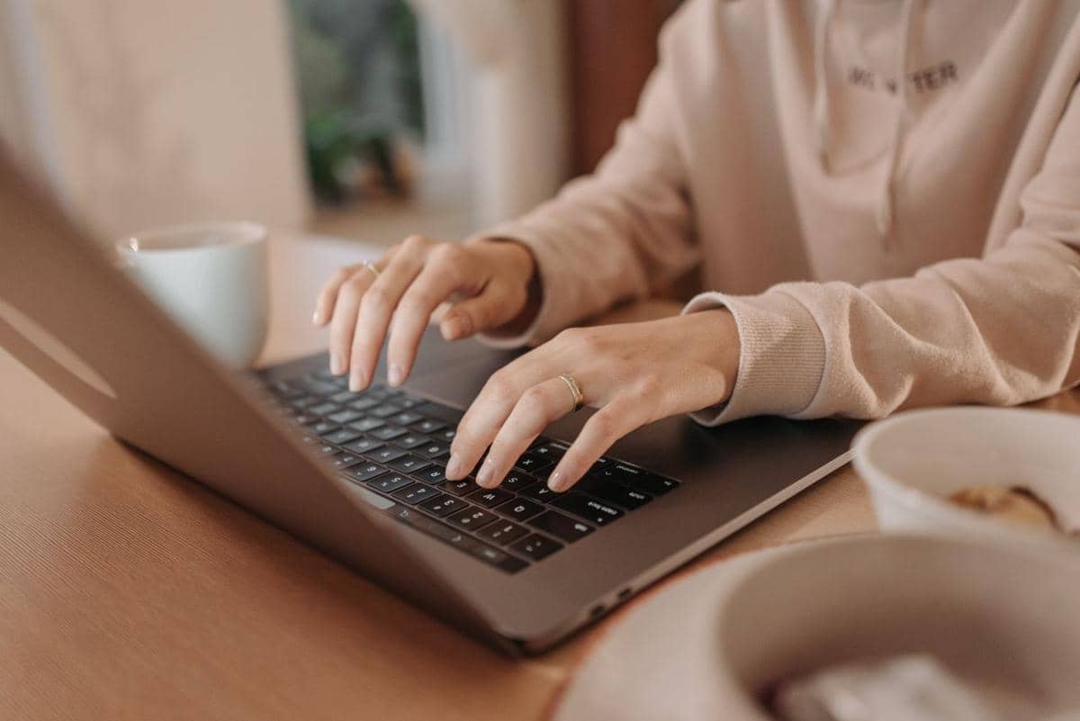 ilustrasi penulis konten sedang menulis di laptop