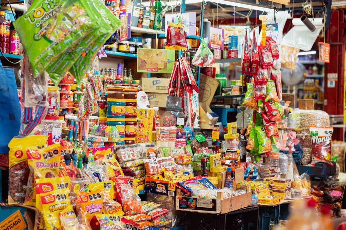 5 Alasan Warung Madura Selalu Terang Benderang, Sudah Tahu?