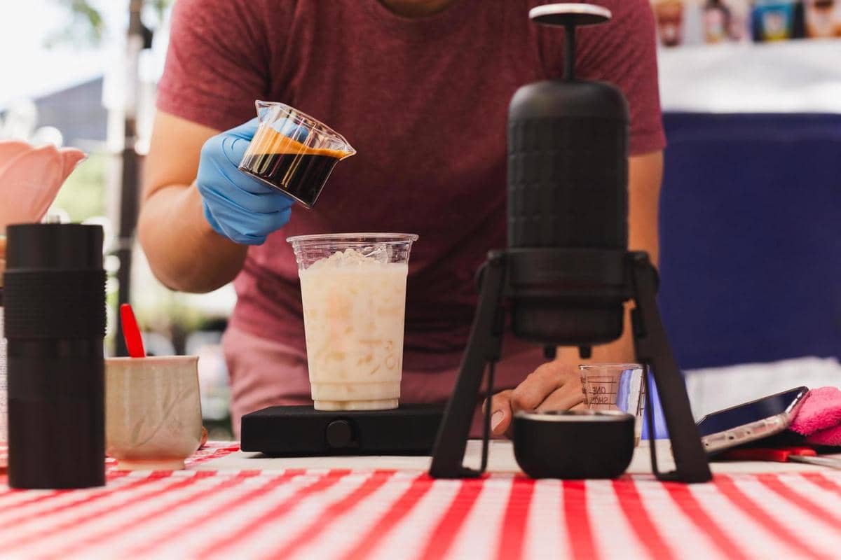ilustrasi membuat thai tea oatmilk