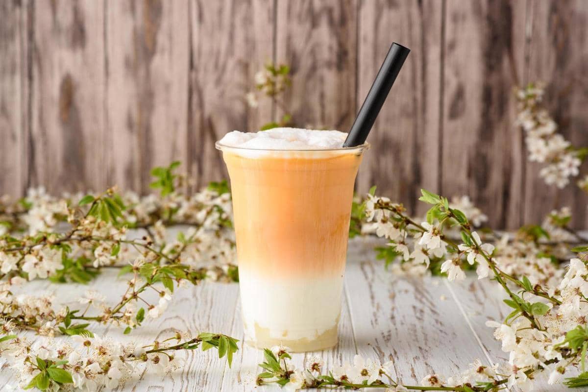 ilustrasi thai tea oatmilk