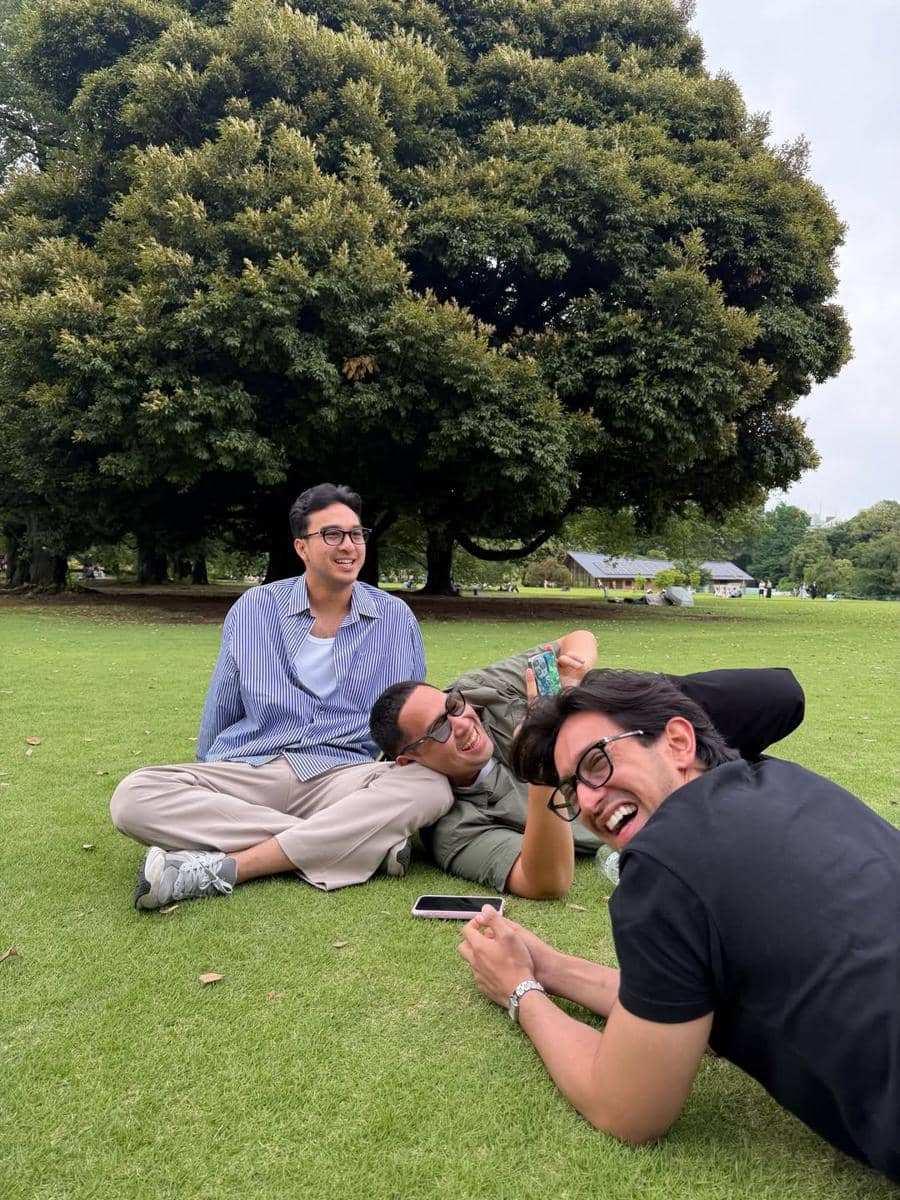 Omar Daniel bersantai di Shinjuku Gyoen National Garden