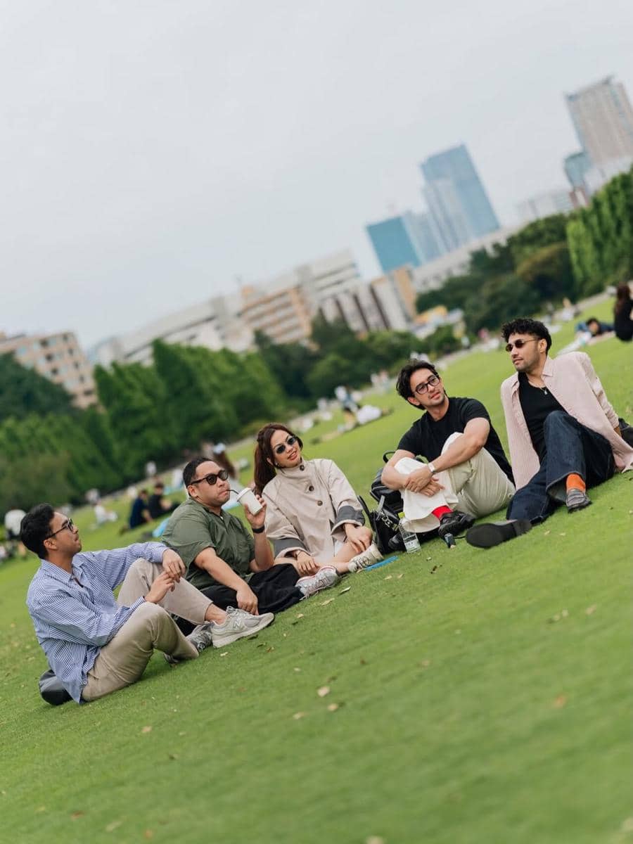 Omar Daniel bersantai di Shinjuku Gyoen National Garden