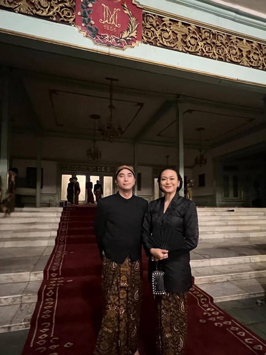 Kenes Andari dan Winky Wiryawan ikut kirab di Mangkunegaran