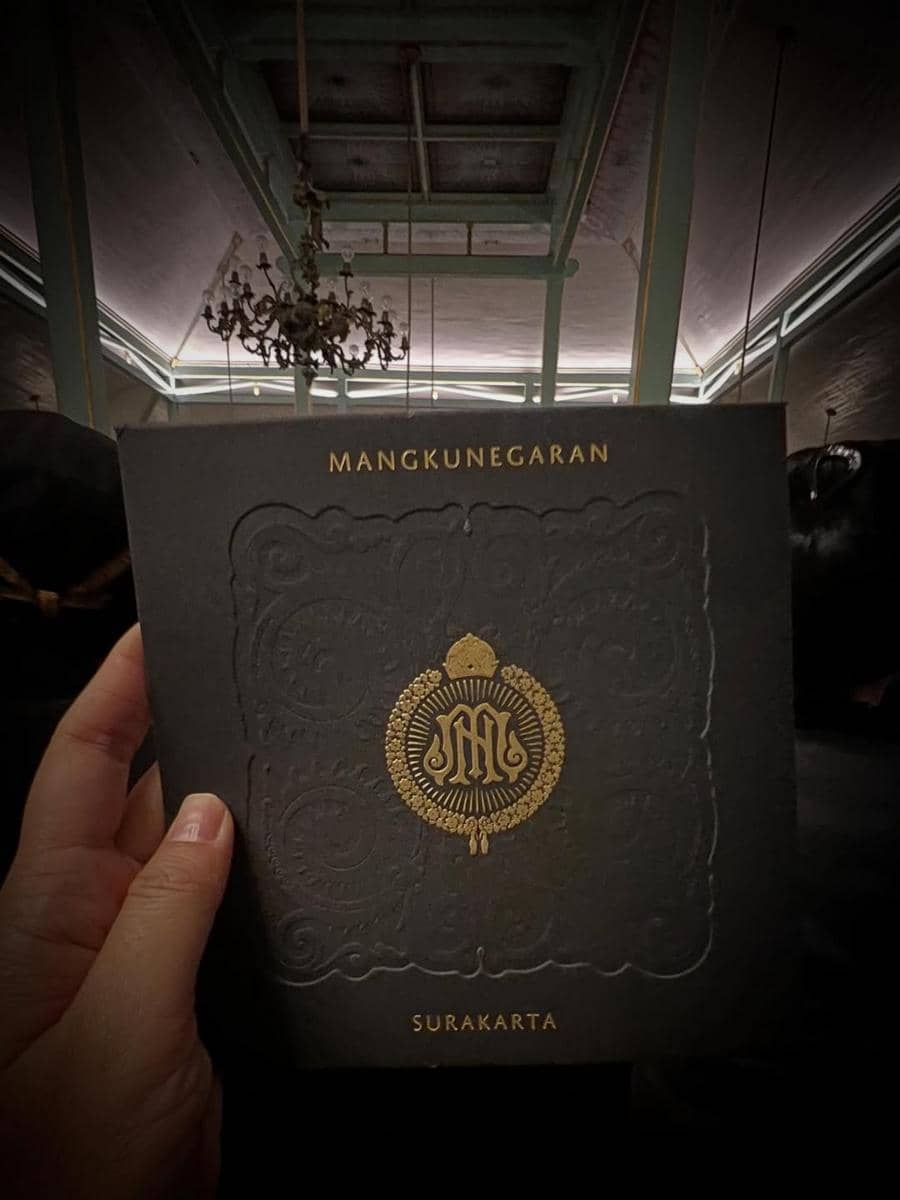 Kenes Andari dan Winky Wiryawan ikut kirab di Mangkunegaran