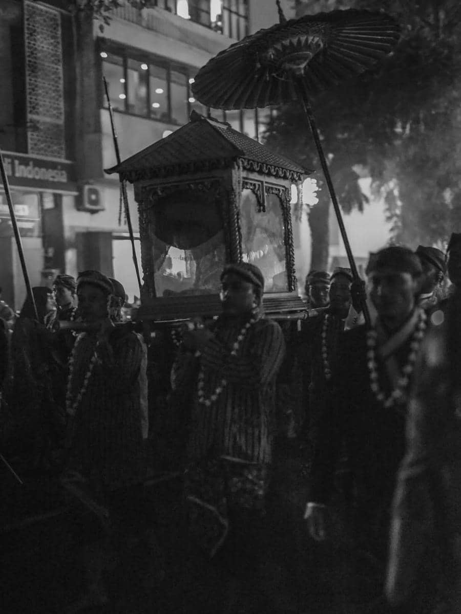 Kenes Andari dan Winky Wiryawan ikut kirab di Mangkunegaran