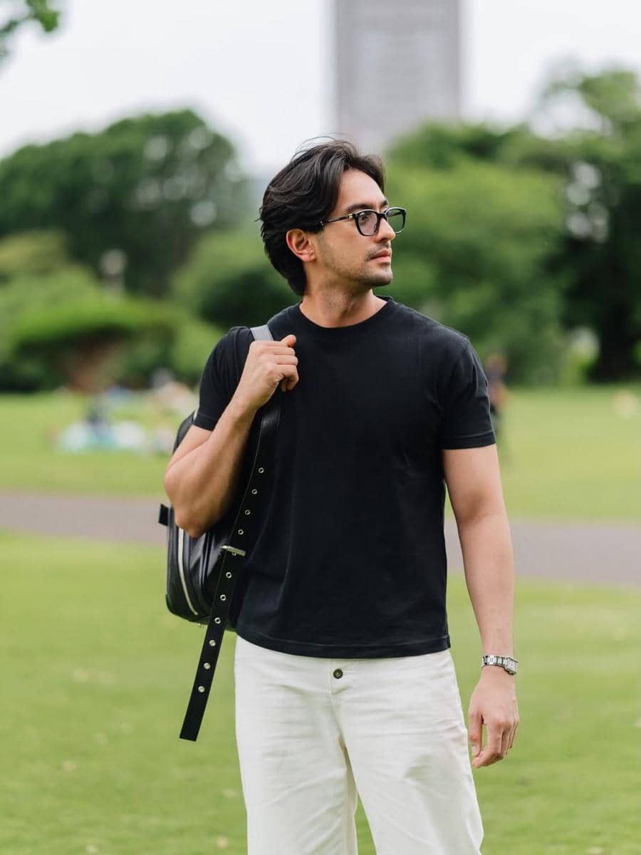 Omar Daniel bersantai di Shinjuku Gyoen National Garden
