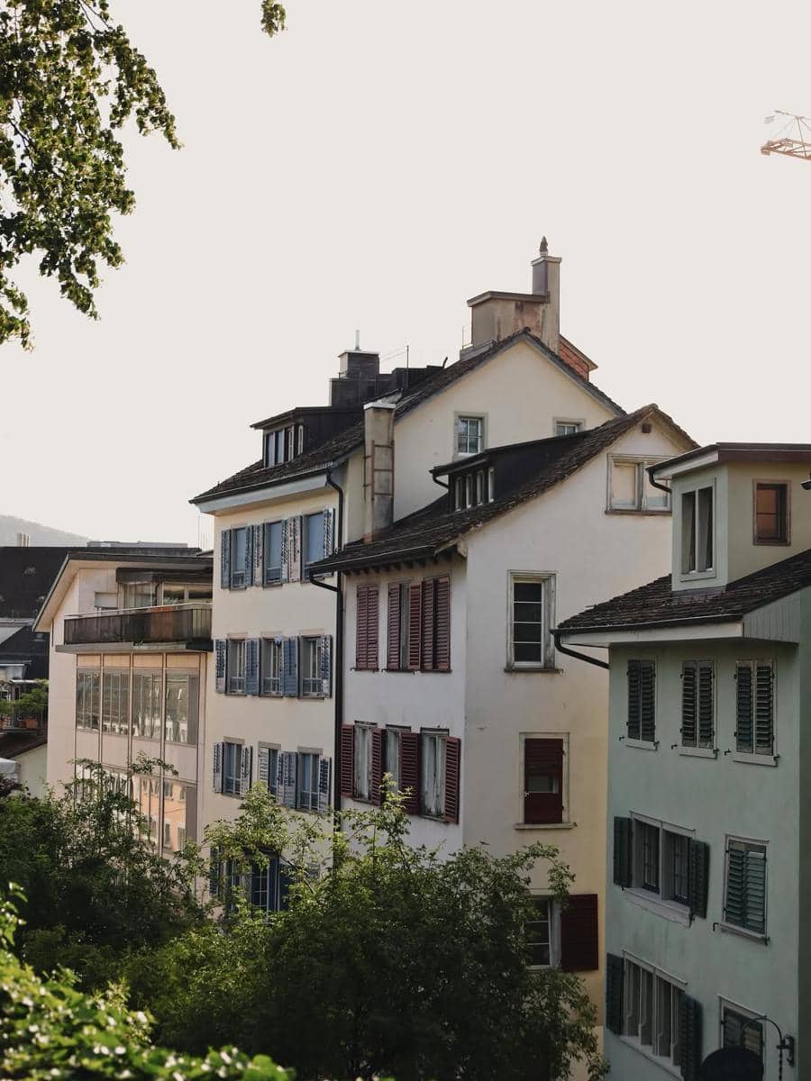Emy Aghnia dan suami Jalan-jalan di Zurich