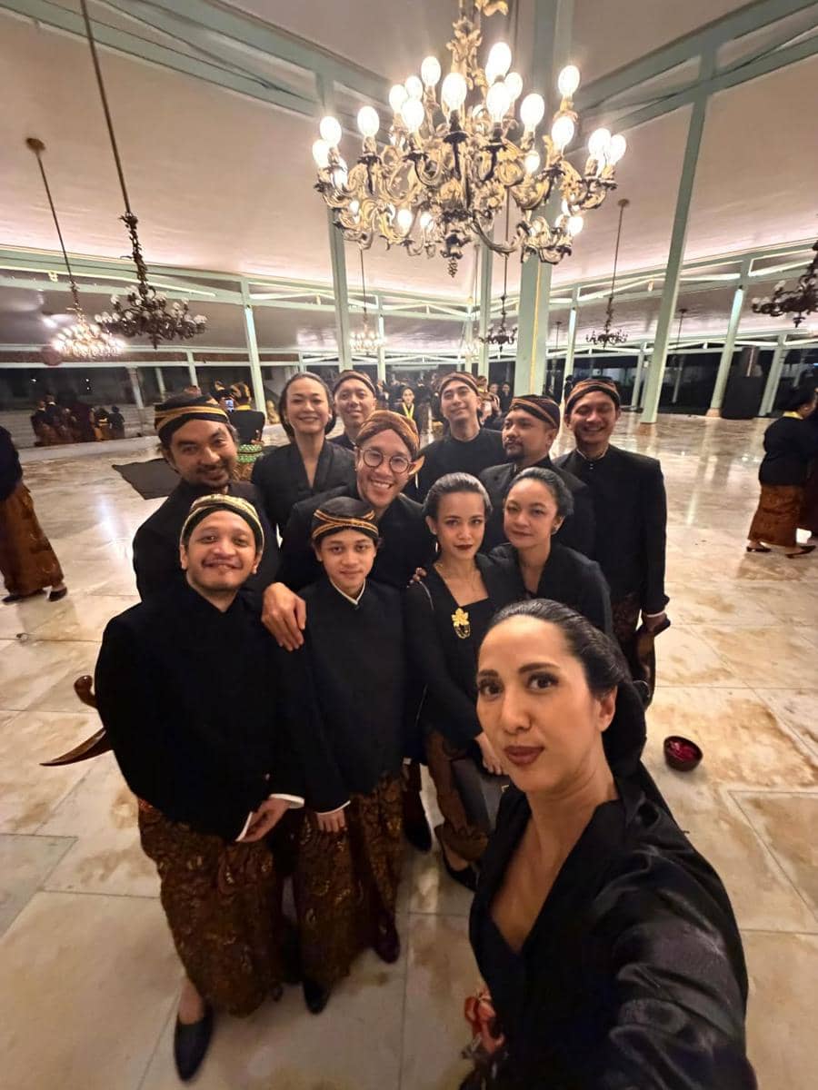 Kenes Andari dan Winky Wiryawan ikut kirab di Mangkunegaran