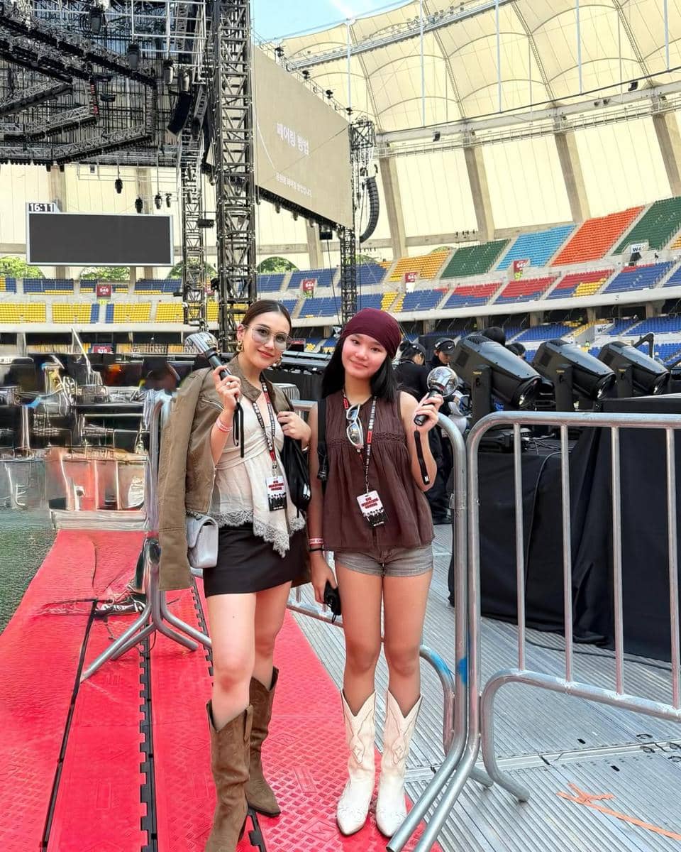 Ayu Ting Ting dan Bilqis nonton konser BTS di Busan
