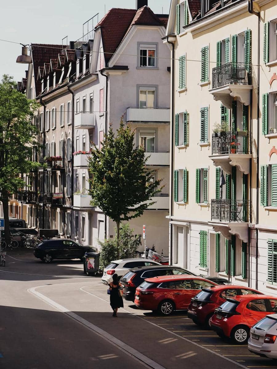 Emy Aghnia dan suami Jalan-jalan di Zurich