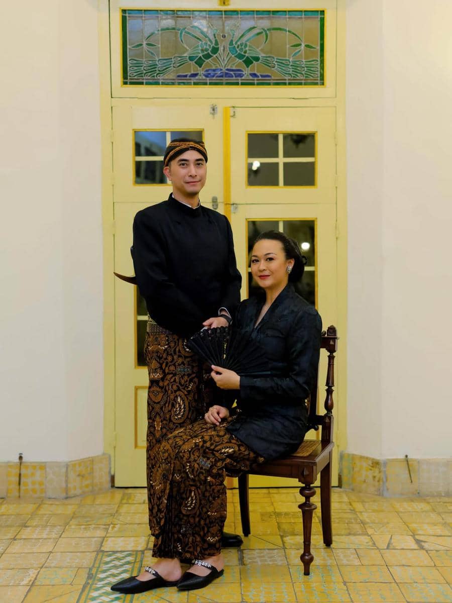 Kenes Andari dan Winky Wiryawan ikut kirab di Mangkunegaran